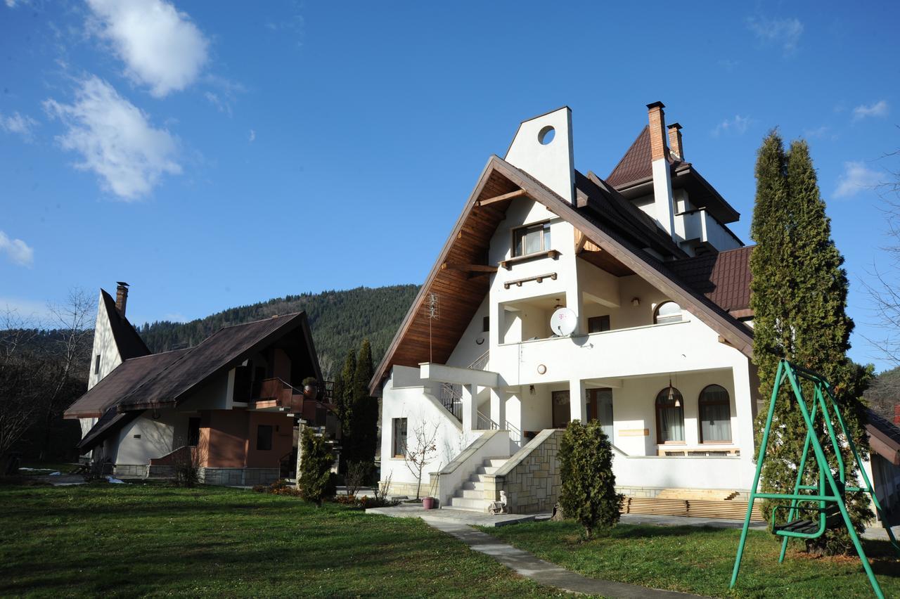 Castelul De Smarald Acomodação com café da manhã Pîngărăciori Exterior foto