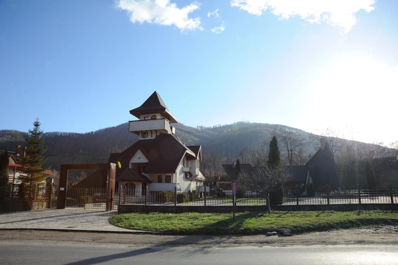 Castelul De Smarald Acomodação com café da manhã Pîngărăciori Exterior foto