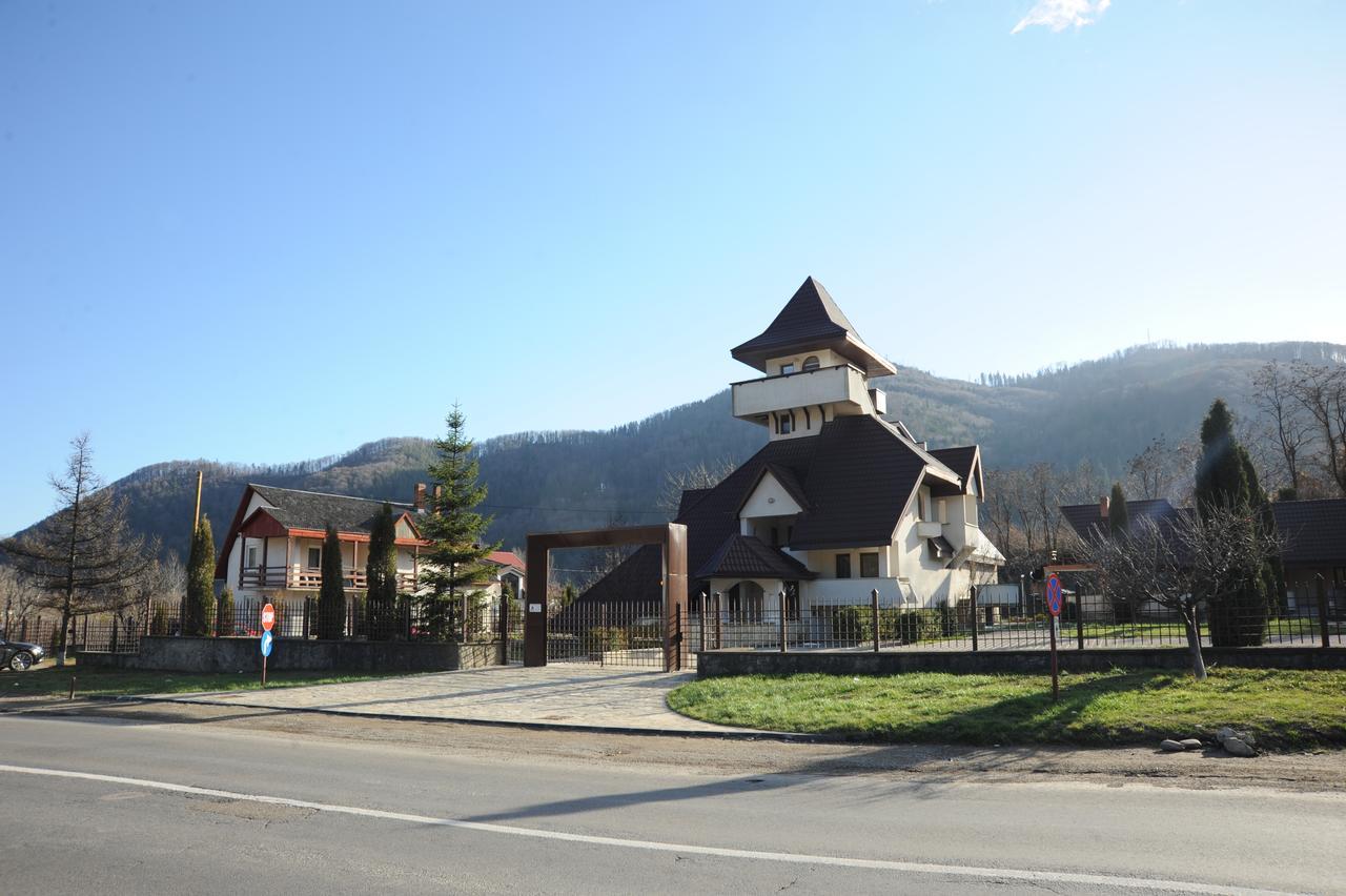 Castelul De Smarald Acomodação com café da manhã Pîngărăciori Exterior foto