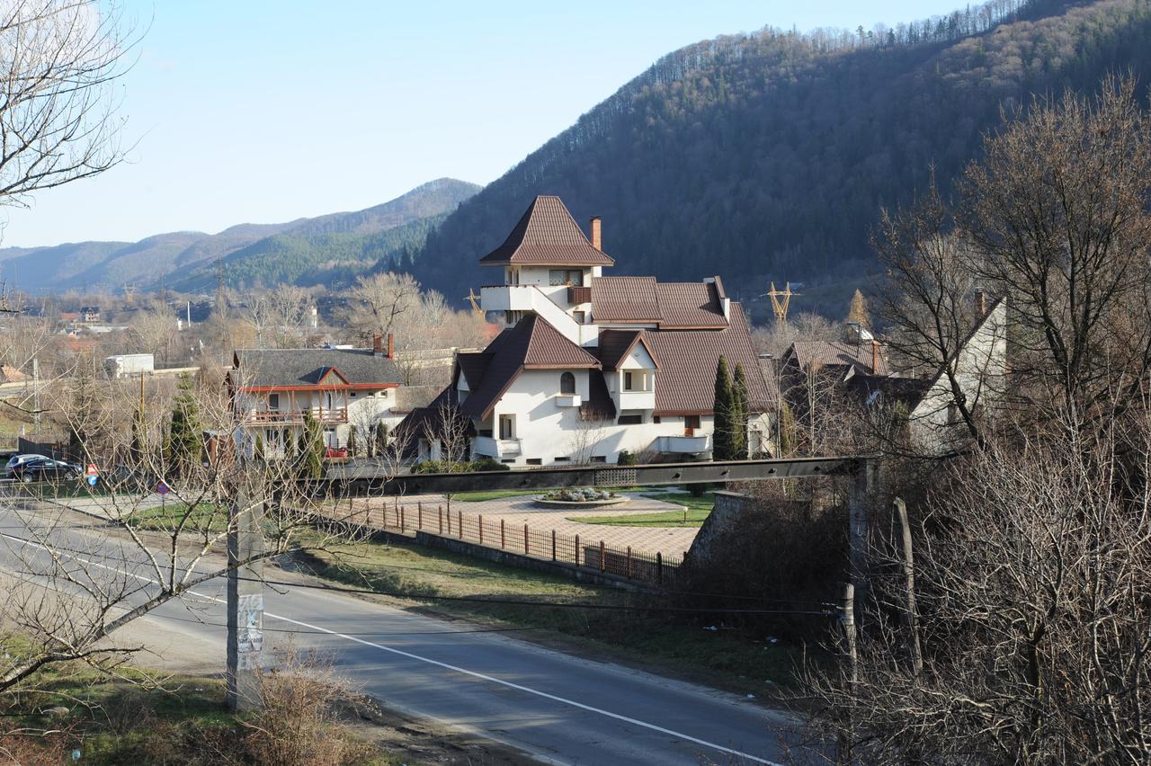 Castelul De Smarald Acomodação com café da manhã Pîngărăciori Exterior foto